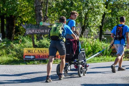 212 gibalno oviranih oseb uspešno osvojilo vzpon na Lavričevo kočo 2